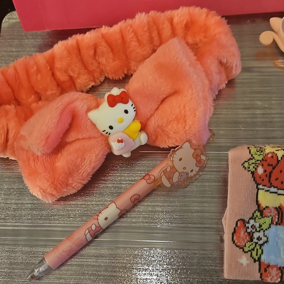 Hello Kitty Pink Accessory Gift Set with Tote, Headbands & Key Charm See 📸 - Picture 10 of 12